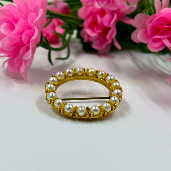 Pearl Wreath Minimalist Vintage Brooch - Picture 2 of 5